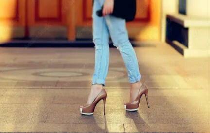 Με όμορφη βάδιση στα τακούνια προχωράμε με σιγουριά προς τη γήρανση!